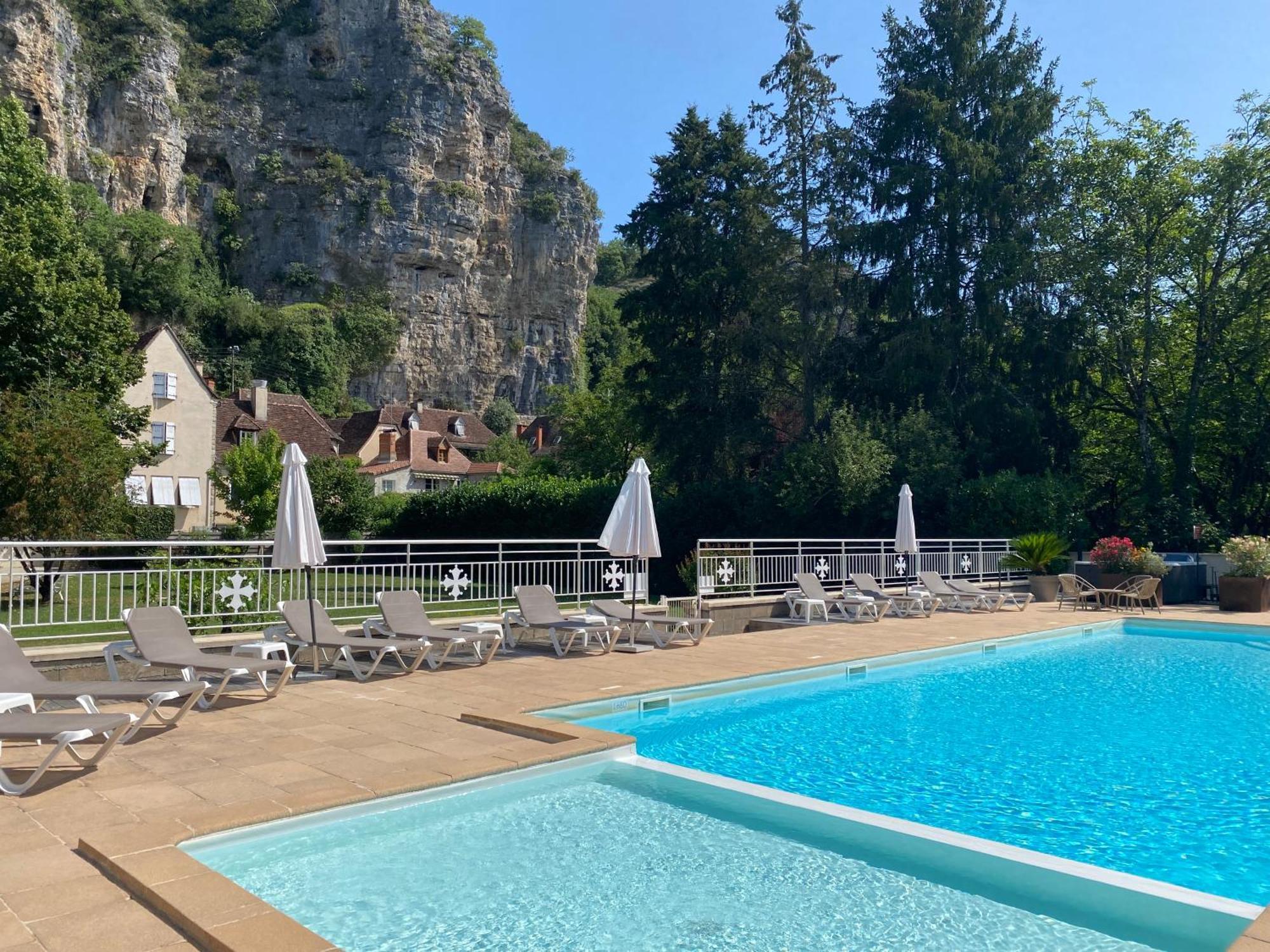 Logis Hotels - Hotel Restaurant Domaine Les Falaises Martel Bagian luar foto