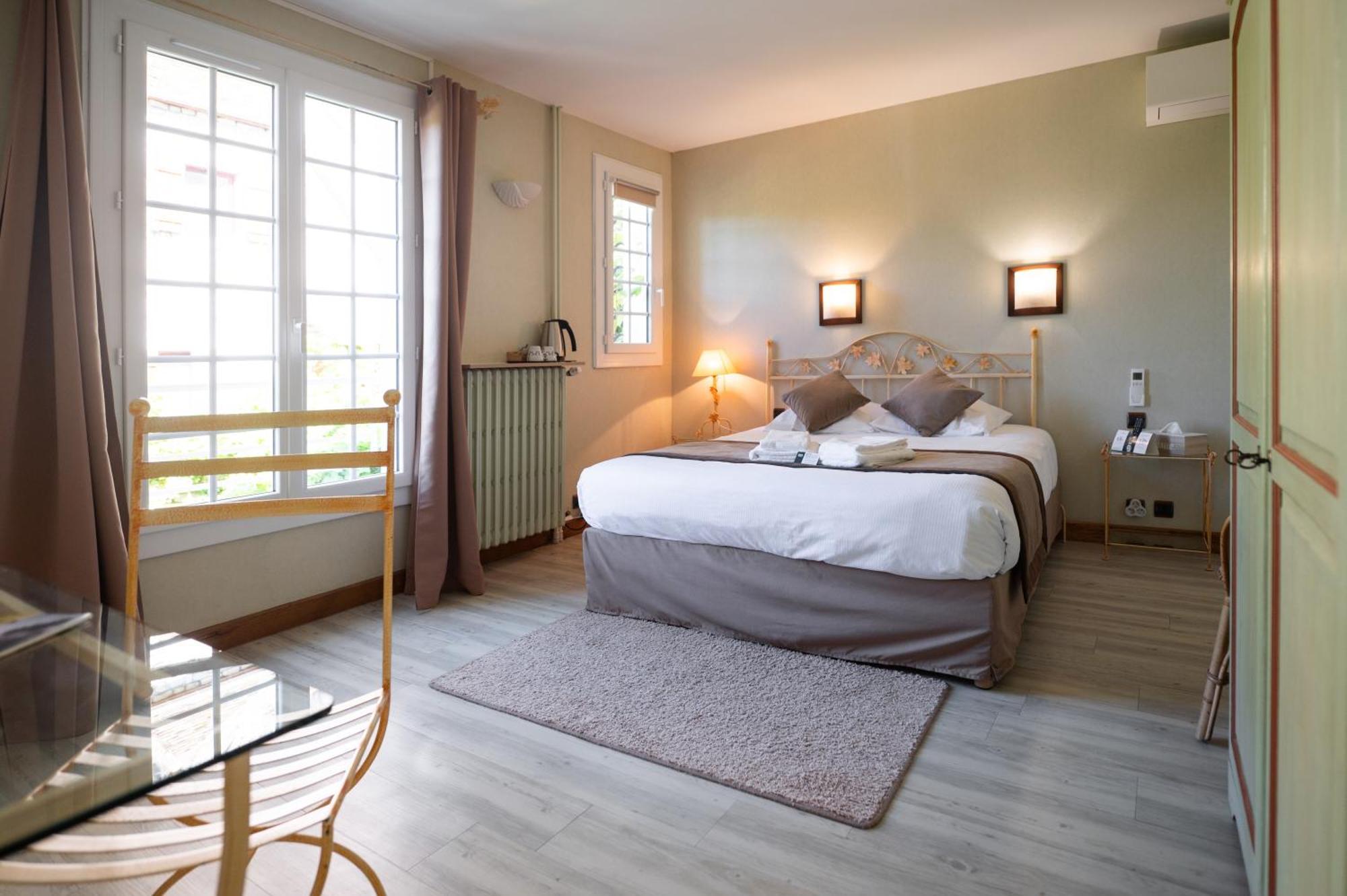 Logis Hotels - Hotel Restaurant Domaine Les Falaises Martel Bagian luar foto